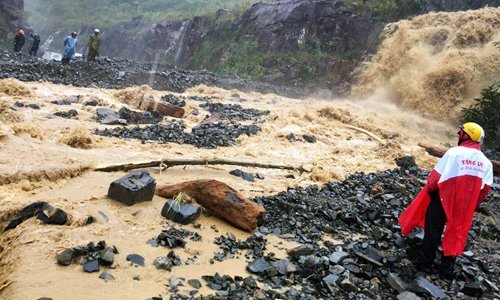 Đang chạy xe máy, đôi nam nữ bị nước trên núi hất xuống vực sâu