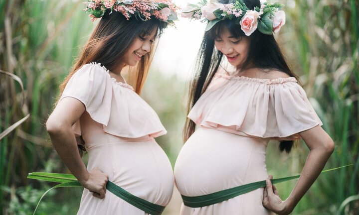 Bộ ảnh bầu bí của cặp chị em gần sát ngày sinh gây 'sốt' dân mạng