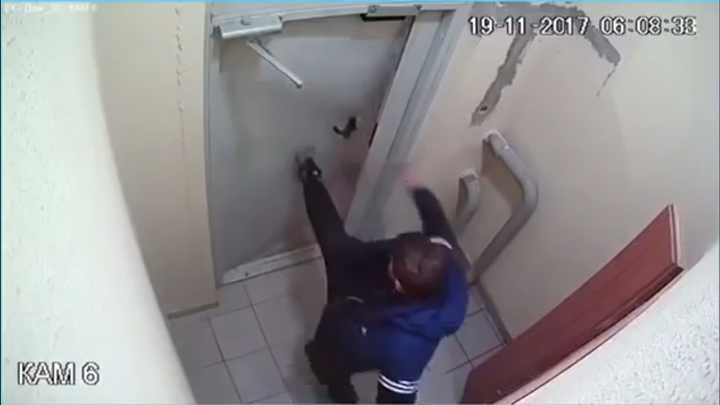 Video: Mắc sai lầm ngớ ngẩn, người đàn ông mắc kẹt trong tòa nhà suốt 3 tiếng đồng hồ