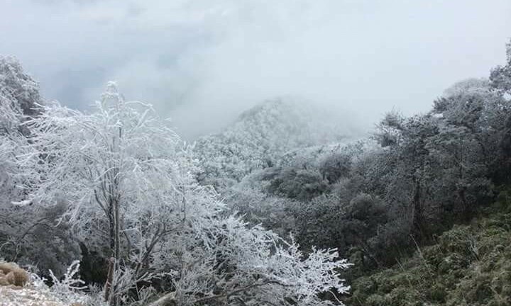 Ảnh: Mới đầu đông, băng giá đã phủ kín nhiều đỉnh núi phía Bắc