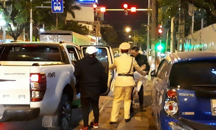 Hành động ấm áp tình người của CSGT Hà Nội giữa đêm đông giá lạnh