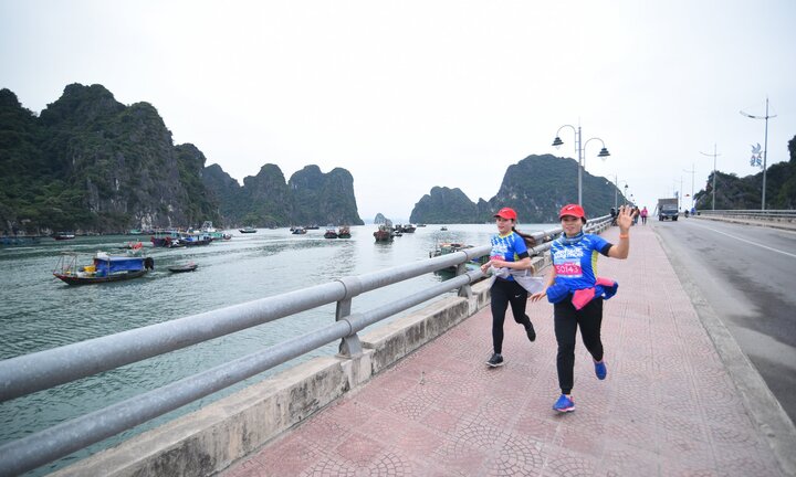 1.200 người chạy marathon dọc Vịnh Hạ Long trong cái rét 14 độ C