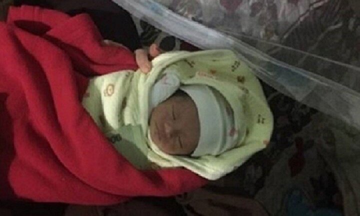 Bé gái sơ sinh còn nguyên dây rốn bị bỏ rơi bên bờ suối giữa trời giá rét