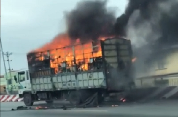 Xe tải bốc cháy dữ dội trên cầu Đông Trù, hàng hoá bị thiêu rụi hoàn toàn