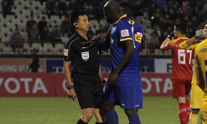 Nhận thẻ đỏ, ngoại binh FLC Thanh Hóa bóp cổ trọng tài Võ Minh Trí