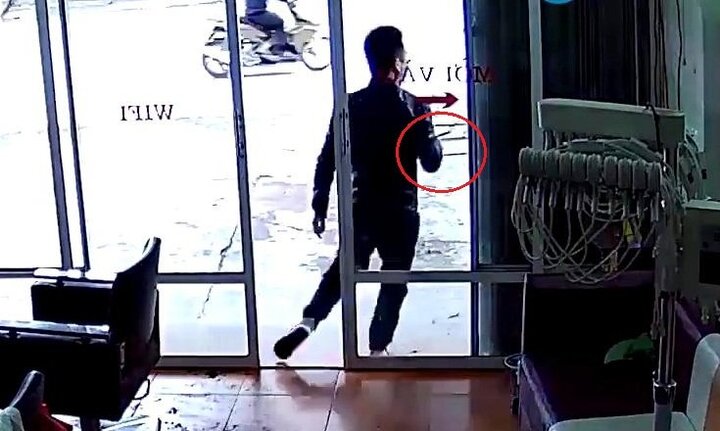 Clip: Chủ nhà bưng bát cơm, bất lực truy đuổi 2 kẻ trộm xe Exciter