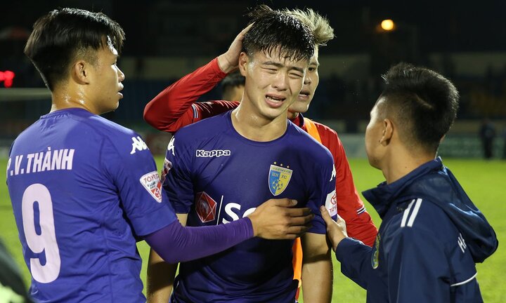 Cầu thủ Hà Nội khóc nức nở khi tuột chức vô địch V-League