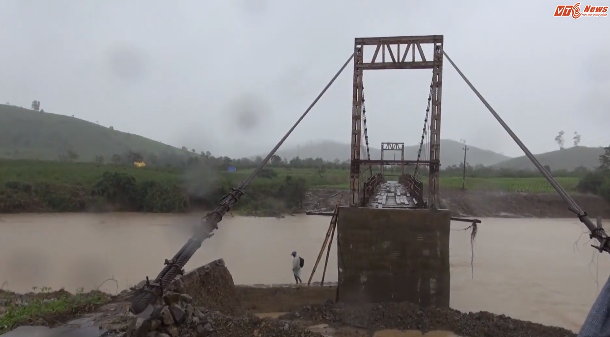 Cận cảnh sập mố cầu treo ở Đắk Lắk khiến hơn 1.000 hộ dân bị cô lập