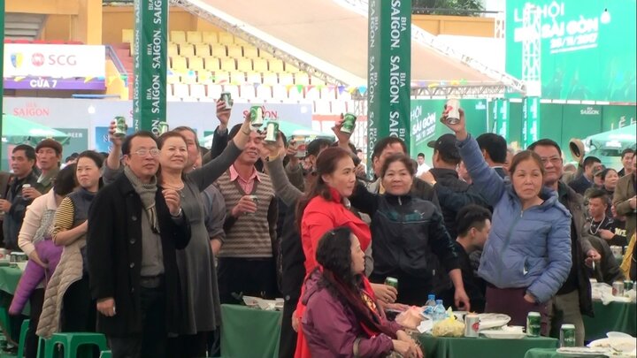 Video: Hàng vạn người đổ xô đi uống bia miễn phí ở Hà Nội
