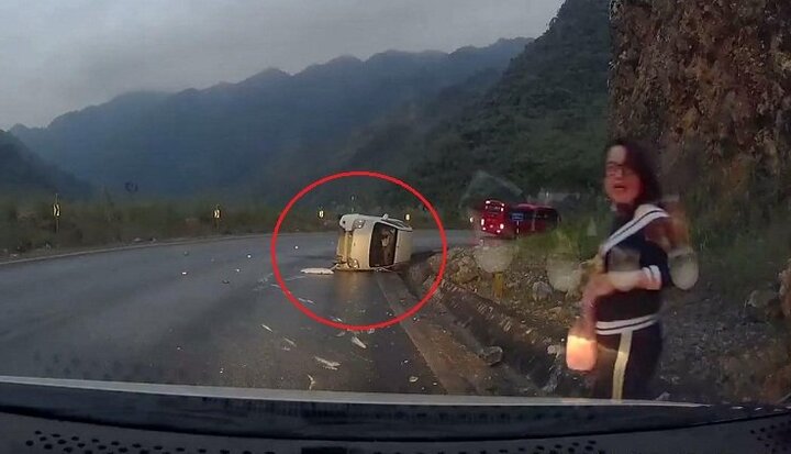 Hành động tuyệt vời của cặp vợ chồng trước cảnh lật ô tô gây bão mạng