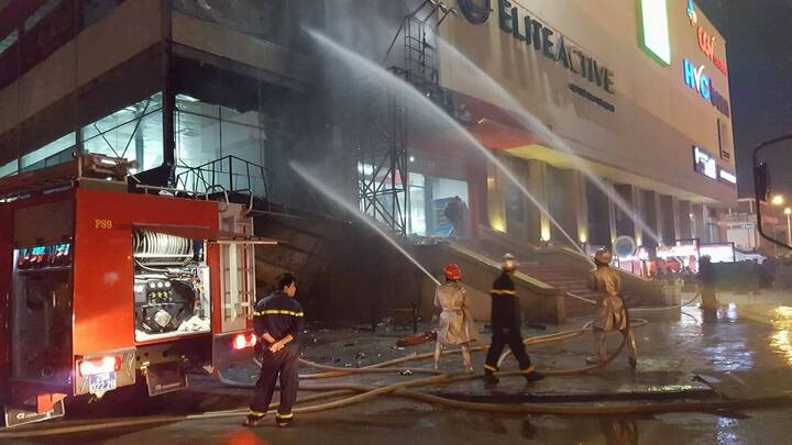 Cửa hàng trà sữa ở Hà Đông cháy dữ dội sau tiếng nổ lớn