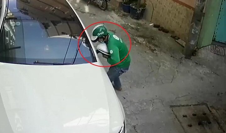 Thanh niên mặc áo GrabBike vặt trộm gương ô tô bị camera ghi lại