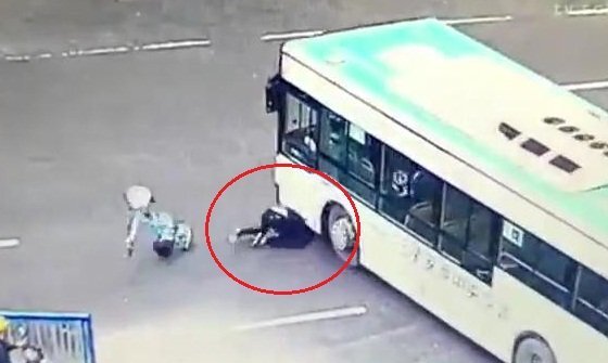 Thanh niên đi xe đạp ngã cắm đầu vào gầm xe buýt, thoát chết thần kỳ