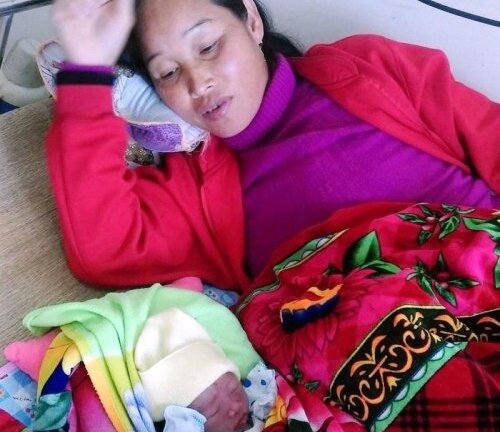 Sản phụ ở Nghệ An suýt đẻ rơi trên xe taxi