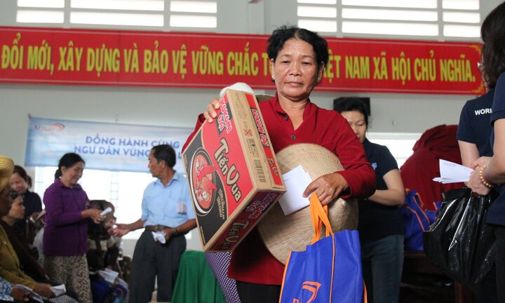 Masan Consumer tặng 200 triệu đồng cho ngư dân tỉnh Khánh Hoà bị ảnh hưởng bởi bão lũ số 12