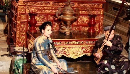 Mở lại cánh cổng hát cửa đình