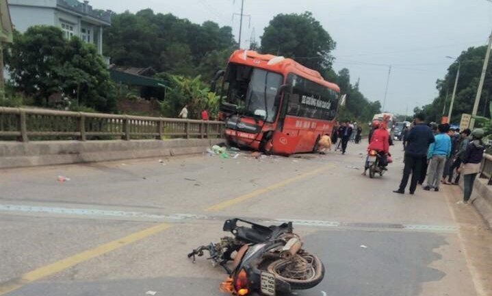 Xe khách tông thẳng xe máy ngược chiều, đâm xuyên lan can cầu