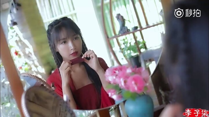 Mỹ nữ Trung Quốc chế mỹ phẩm cổ trang tinh xảo gây bão mạng