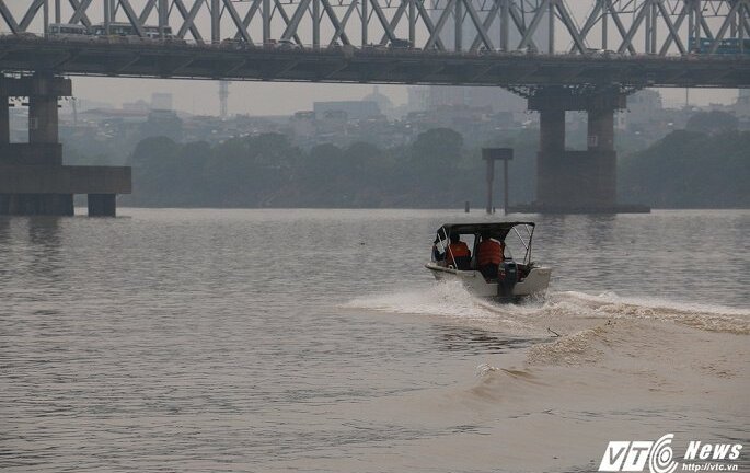 Video: Cận cảnh quá trình trục vớt bom dưới chân cầu Long Biên
