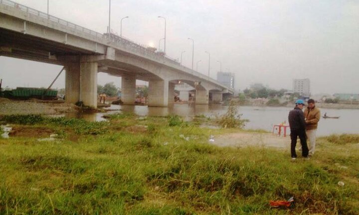 Đánh bạc bị công an ập tới bắt quả tang, con bạc nhảy sông chết đuối