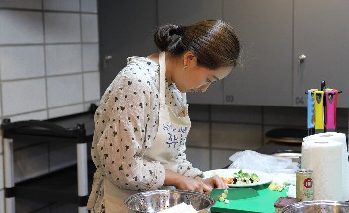 Nhật ký bỏ việc, ở nhà chăm con (kỳ 2): Bà ngoại về quê, khó khăn bắt đầu