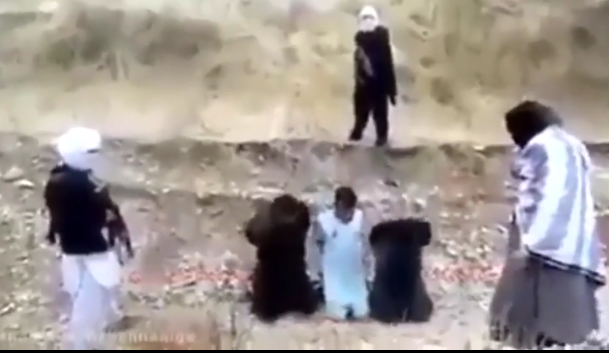 Video: Sắp bị hành quyết, tù nhân vùng lên cướp súng, tấn công đao phủ IS