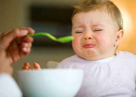 Cảnh báo: Con mắc trăm bệnh chỉ vì mẹ hay bón cơm