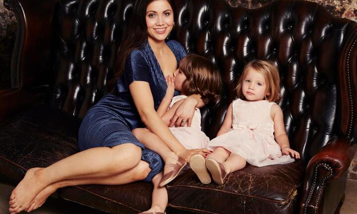 Mặc chồng phản đối kịch liệt, nữ blogger vẫn quyết cho con gái bú mẹ tới 5 tuổi