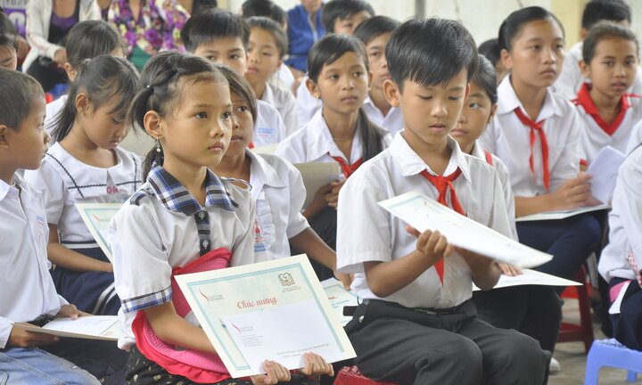 Chương trình học bổng STF – Phạm Phú Thứ trao tặng 120 suất học bổng cho học sinh tỉnh Hậu Giang và Hà Nam