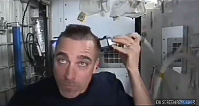 Các phi hành gia cắt tóc trong không gian thế nào?