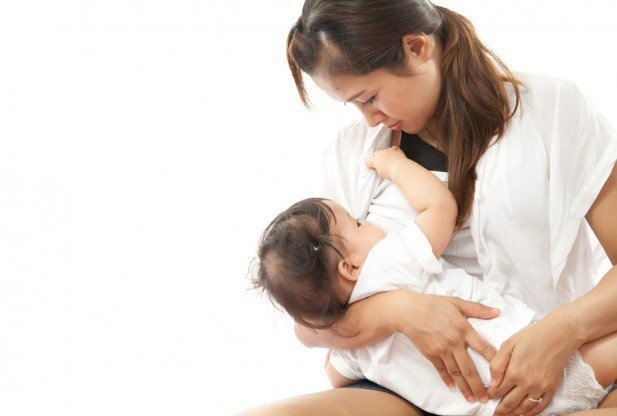 Cho con bú, mẹ bị nghiến ti đến chảy cả máu