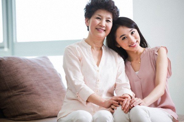 Đưa tiền cho mẹ chồng giữ hộ cũng là để tiết kiệm, sao chị em cứ phản đối ầm ầm?