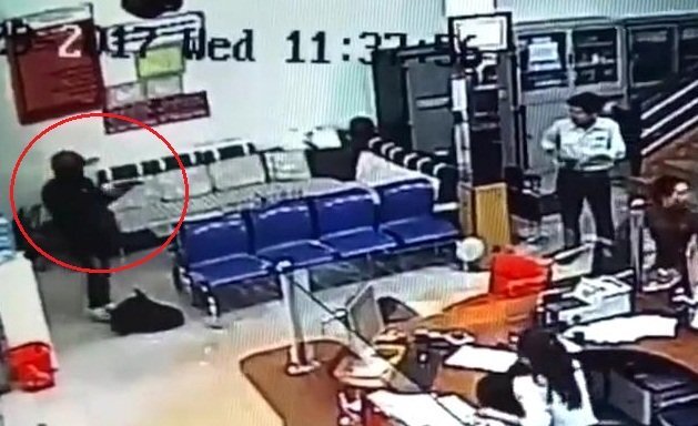 Clip nổ súng bắn bảo vệ, cướp ngân hàng ở Đắk Lắk qua camera an ninh