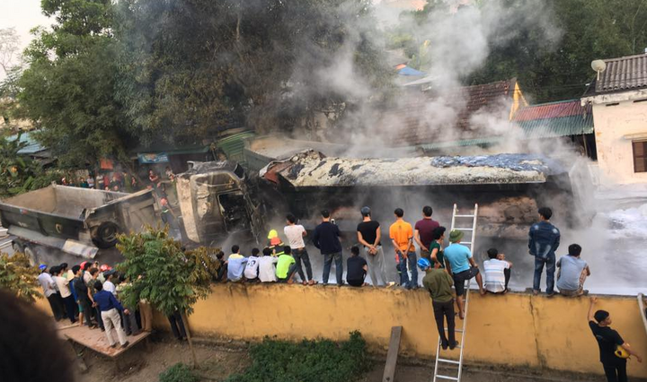 Clip: Dân bắc thang, trèo tường, bế cả trẻ con xem dập lửa 4 ô tô bốc cháy ở Phú Thọ