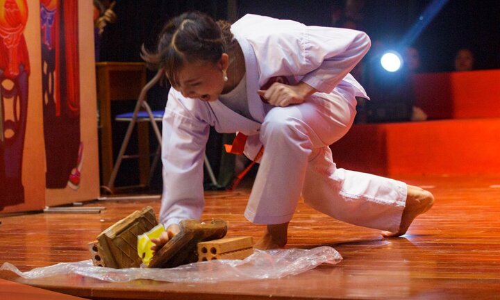 Nữ sinh xinh đẹp dùng tay đập vỡ ngói khiến ban giám khảo trầm trồ khen ngợi