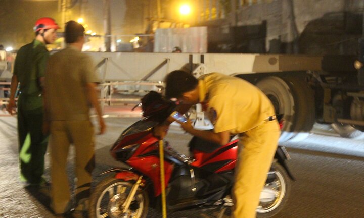 Xe container tông xe máy, hai người thương vong