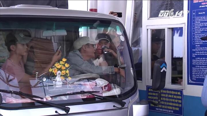 Video: Tài xế 'chơi chiêu' tiền lẻ, tiền chẵn khiến BOT Cai Lậy xả trạm, cẩu xe