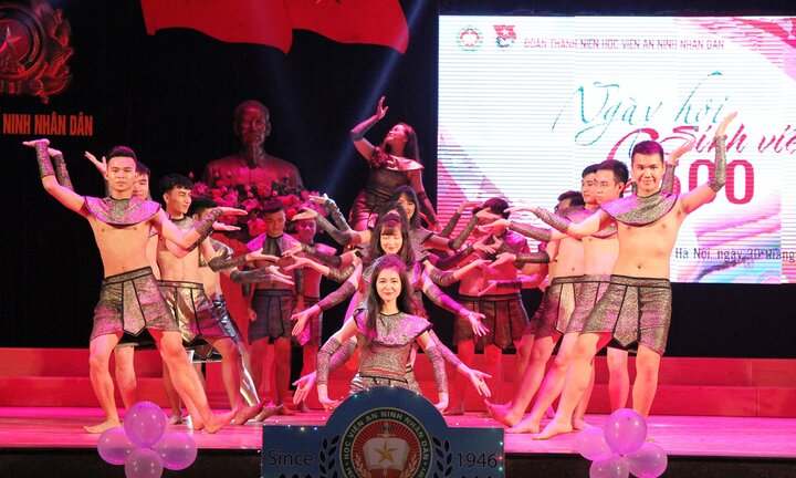 Sinh viên An ninh khoe vũ đạo bốc lửa, trổ tài diễn kịch trong đêm hội C500