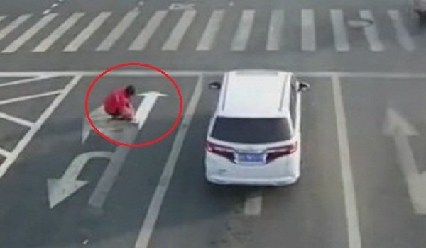 Ngán cảnh kẹt xe, người đàn ông Trung Quốc tự sơn sửa mũi tên chỉ đường