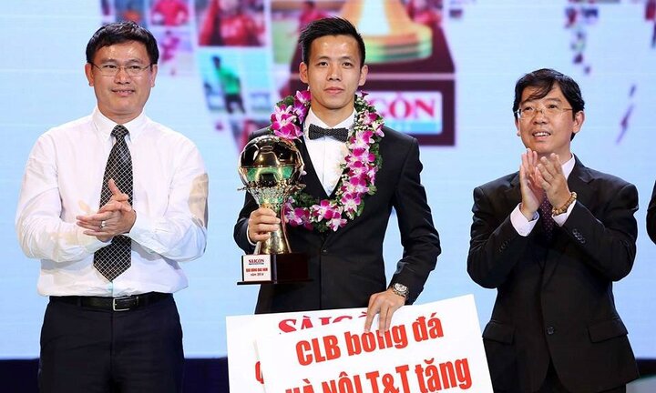 Đánh hụt Nghiêm Xuân Tú, Văn Quyết bị loại khỏi đề cử Quả bóng vàng Việt Nam 2017