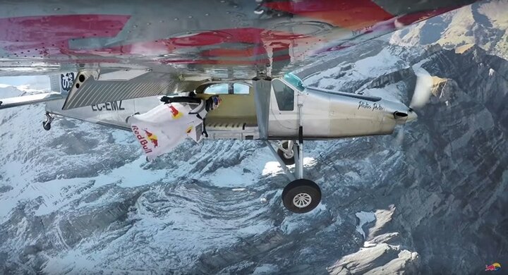 Video: Hai người Pháp bay lượn, lao thẳng vào máy bay giữa không trung