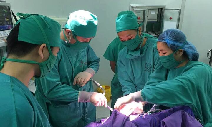 Cứu sống bé gái 3 tuổi bị chấn thương sọ não do đập đầu xuống đất