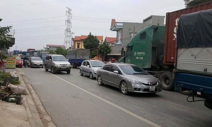 Xe máy đâm vào mố cầu, thai phụ chết thương tâm