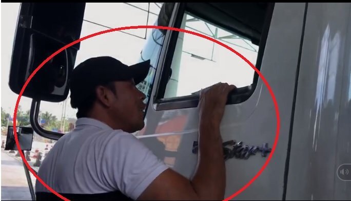 Video: Người lạ mặt hăm dọa tài xế dùng tiền lẻ ở BOT Cai Lậy