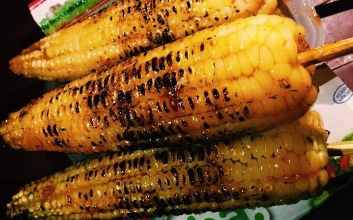Video: Ngô khoai nướng thơm lừng bằng than tổ ong đẫm chất độc