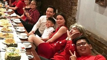 Lộ ảnh con trai Hà Hồ thân thiết với Kim Lý như một gia đình