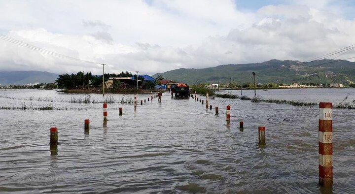 Thủy điện xả lũ, nhiều tuyến đường ở Phú Yên và Bình Định bị chia cắt