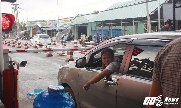 Tài xế tông bật barie, nhân viên BOT Cai Lậy buộc phải cho qua