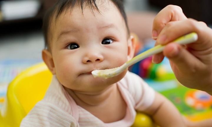 Những sai lầm của mẹ khi cho con ăn dặm khiến bé 'ăn mãi vẫn còi'