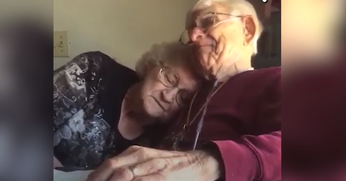 Clip: Rơi nước mắt trước tình yêu ngọt ngào của 2 cụ già sau 70 năm chung sống